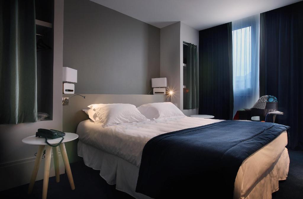 Postel nebo postele na pokoji v ubytování Hotel le Cinq Hyper - Centre
