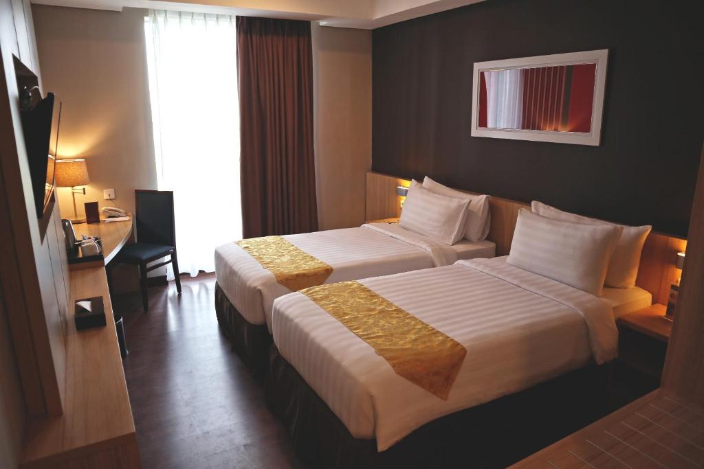 Postel nebo postele na pokoji v ubytování Anara Sky Kualanamu Hotel