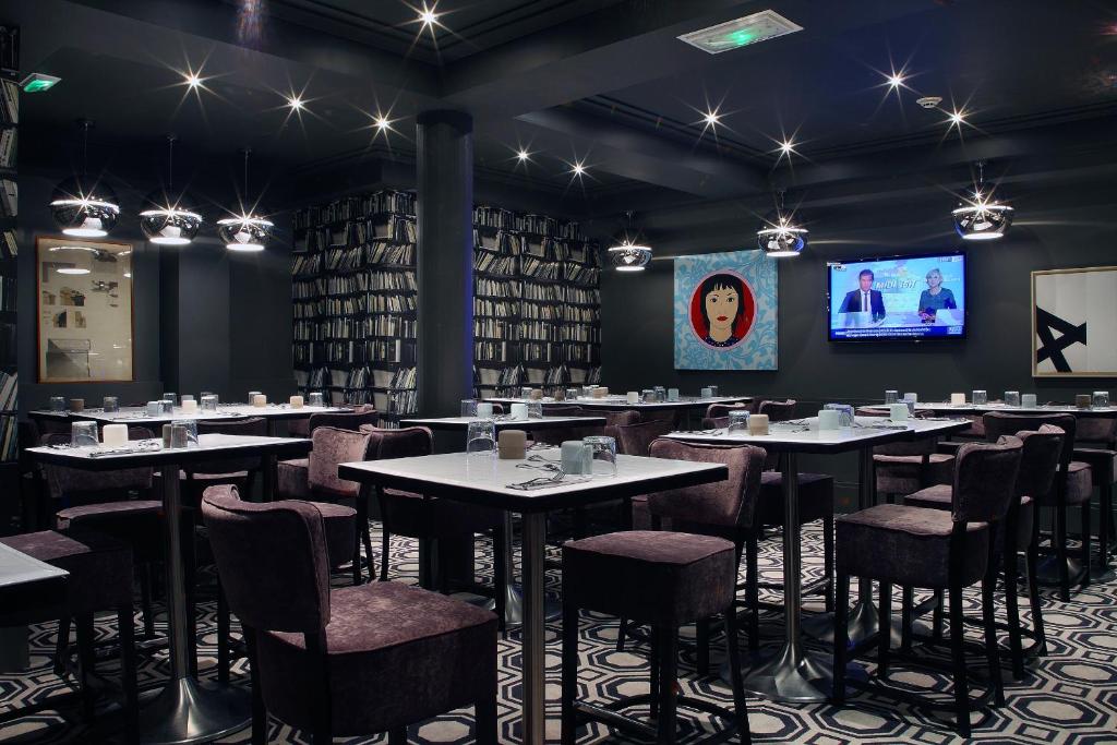 TV a/nebo společenská místnost v ubytování Hotel le Cinq Hyper - Centre