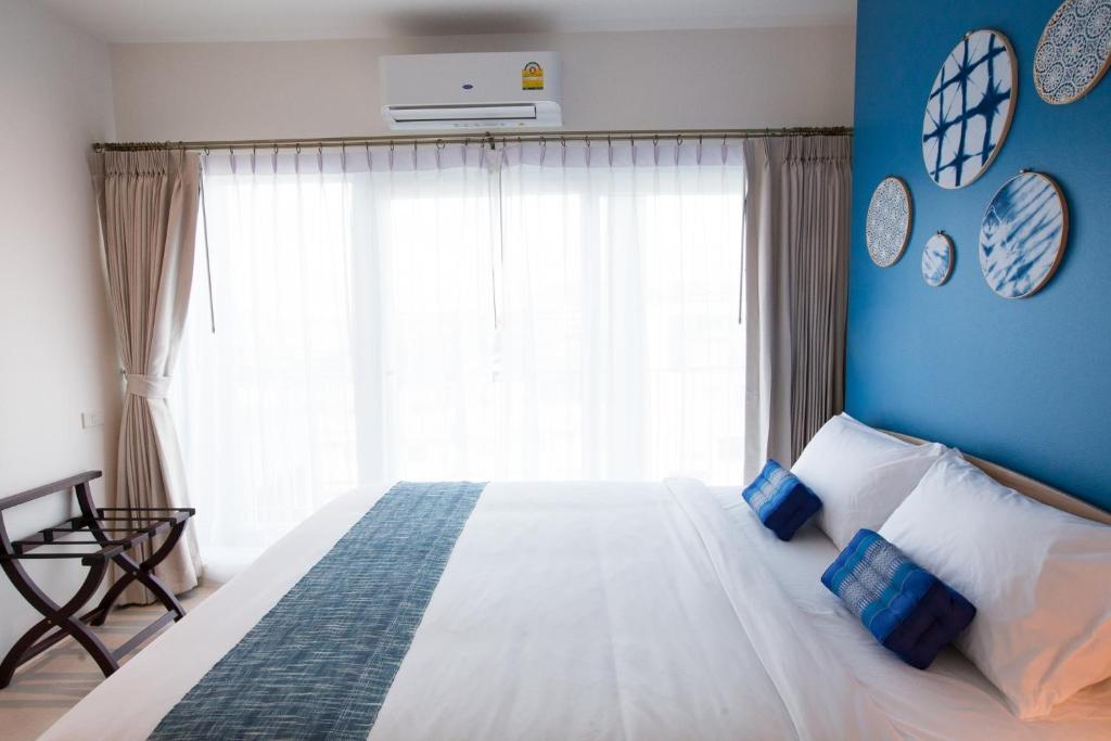 Postel nebo postele na pokoji v ubytování DeeProm Pattaya Hotel