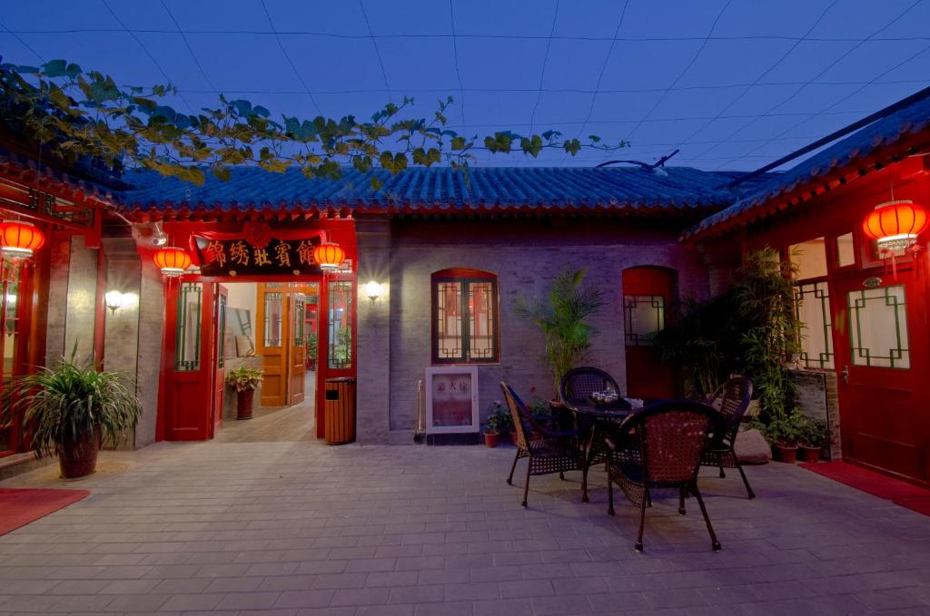 une terrasse d'une maison avec une table et des chaises dans l'établissement Qianmen Courtyard Hotel, à Pékin