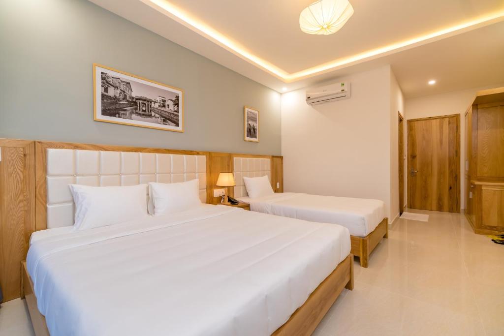 Babylon Hoi An Central Villa - 阳台的三个房间