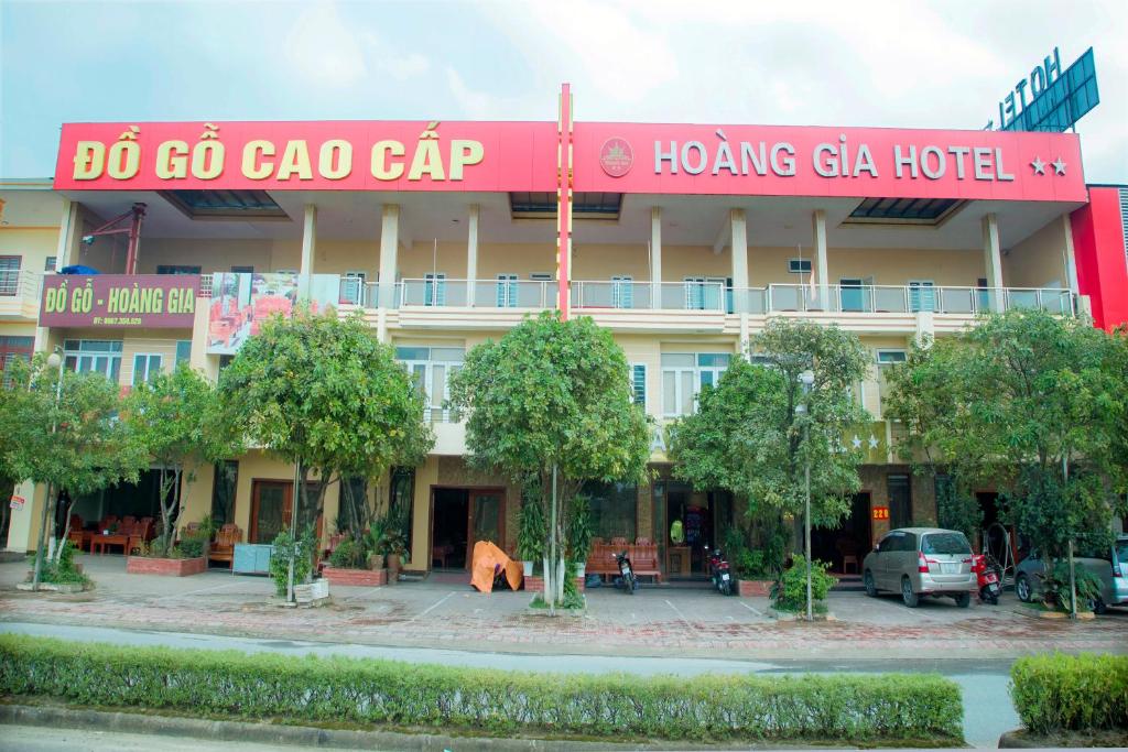 um grande edifício com um grande sinal vermelho sobre ele em Khách Sạn Hoàng Gia Lào Cai - Hoang Gia Hotel em Lao Cai