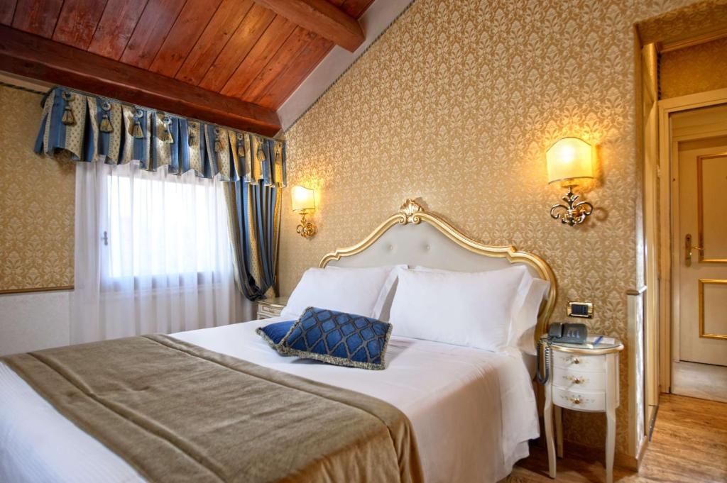 
Classic Queen Room with Queen Bed - Non-Smoking
