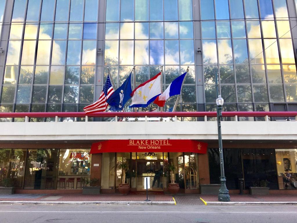 un edificio con banderas americanas encima en Blake Hotel New Orleans, BW Signature Collection en Nueva Orleans