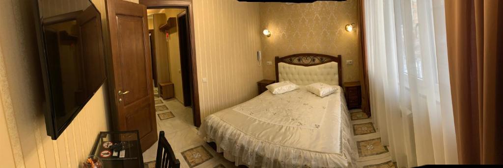 Säng eller sängar i ett rum på Hotel Day and Night on Profsoyuznoy