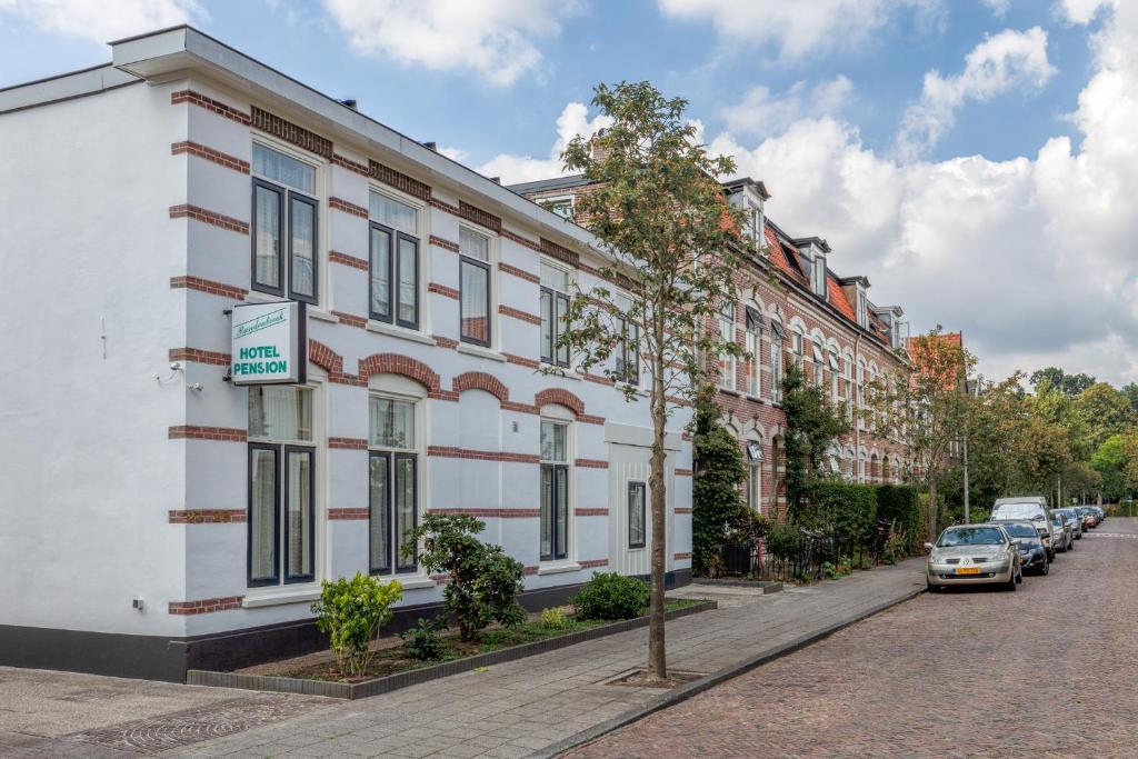 Hotel Randenbroek في آمرسفورت: مبنى ابيض على جانب شارع