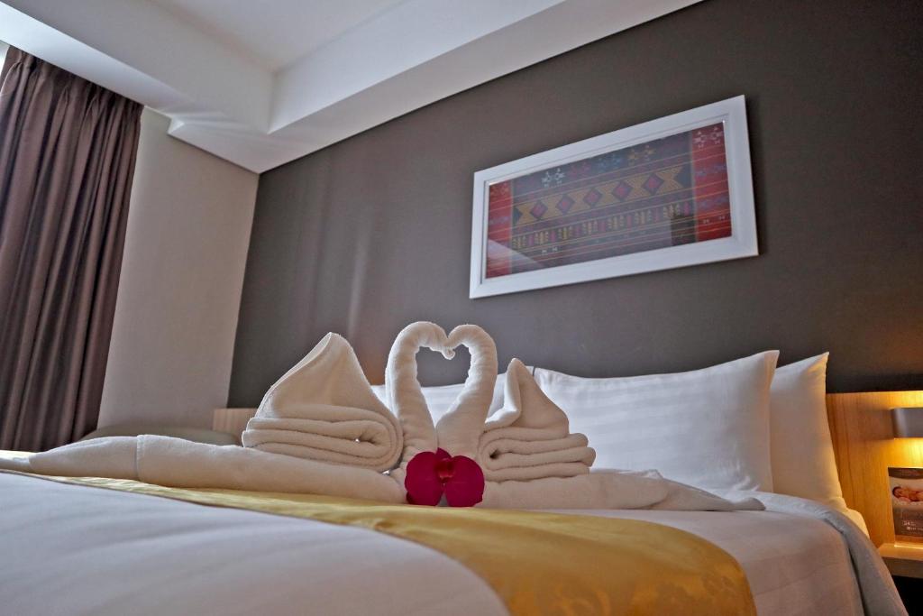 Postel nebo postele na pokoji v ubytování Anara Sky Kualanamu Hotel