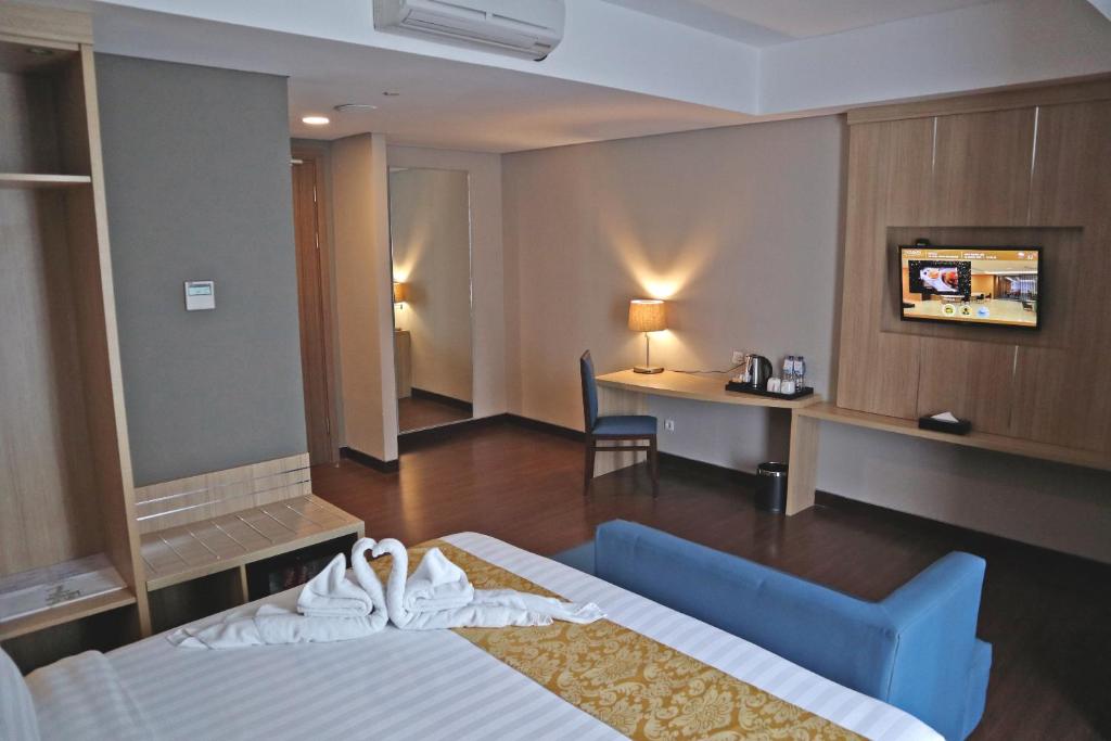 Postel nebo postele na pokoji v ubytování Anara Sky Kualanamu Hotel