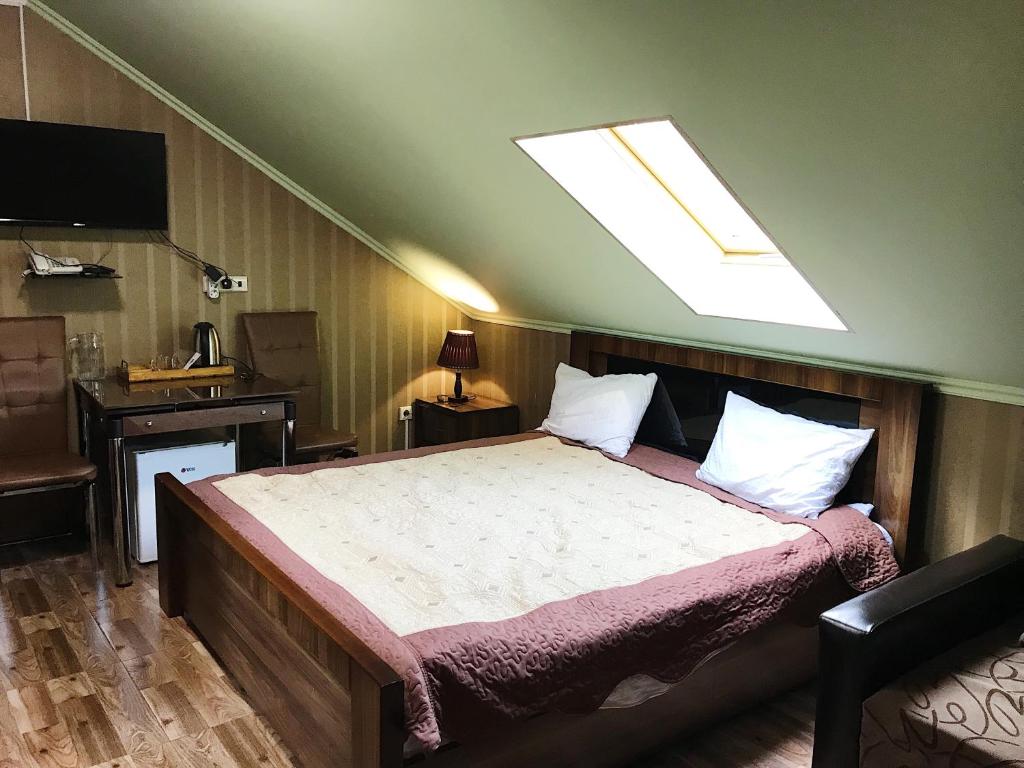 Postel nebo postele na pokoji v ubytování Hotel Aragvi