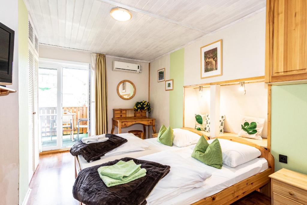 Postel nebo postele na pokoji v ubytování Kaktusz Villa Heviz