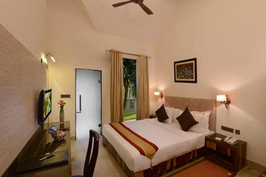 Postel nebo postele na pokoji v ubytování Shri Radha Brij Vasundhara Resort & Spa