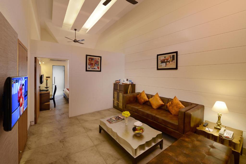TV a/nebo společenská místnost v ubytování Shri Radha Brij Vasundhara Resort & Spa