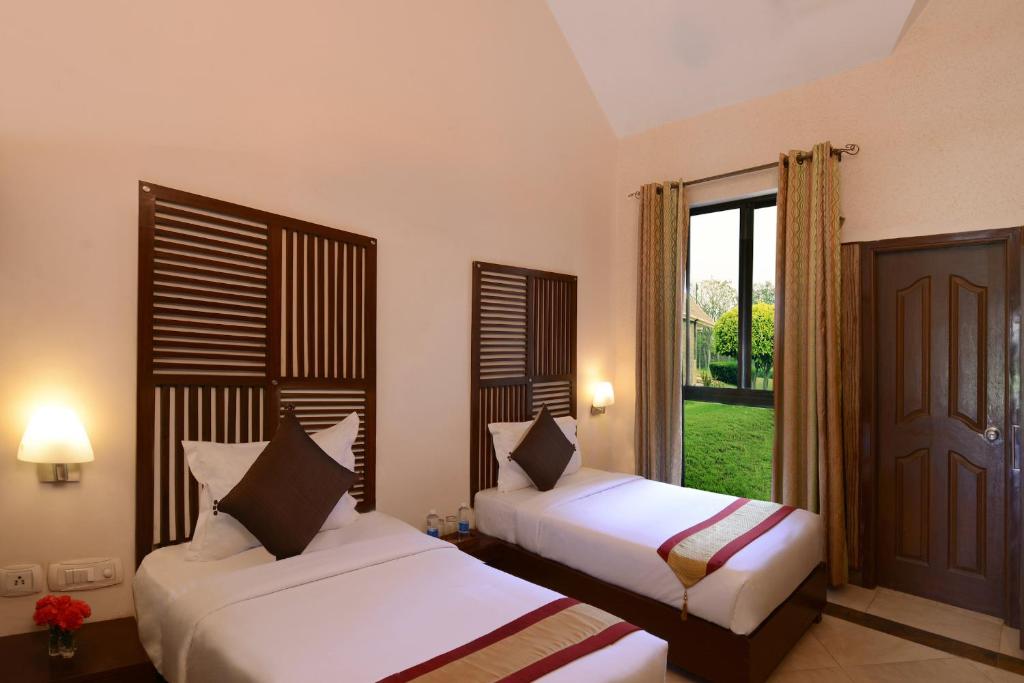 Postel nebo postele na pokoji v ubytování Shri Radha Brij Vasundhara Resort & Spa