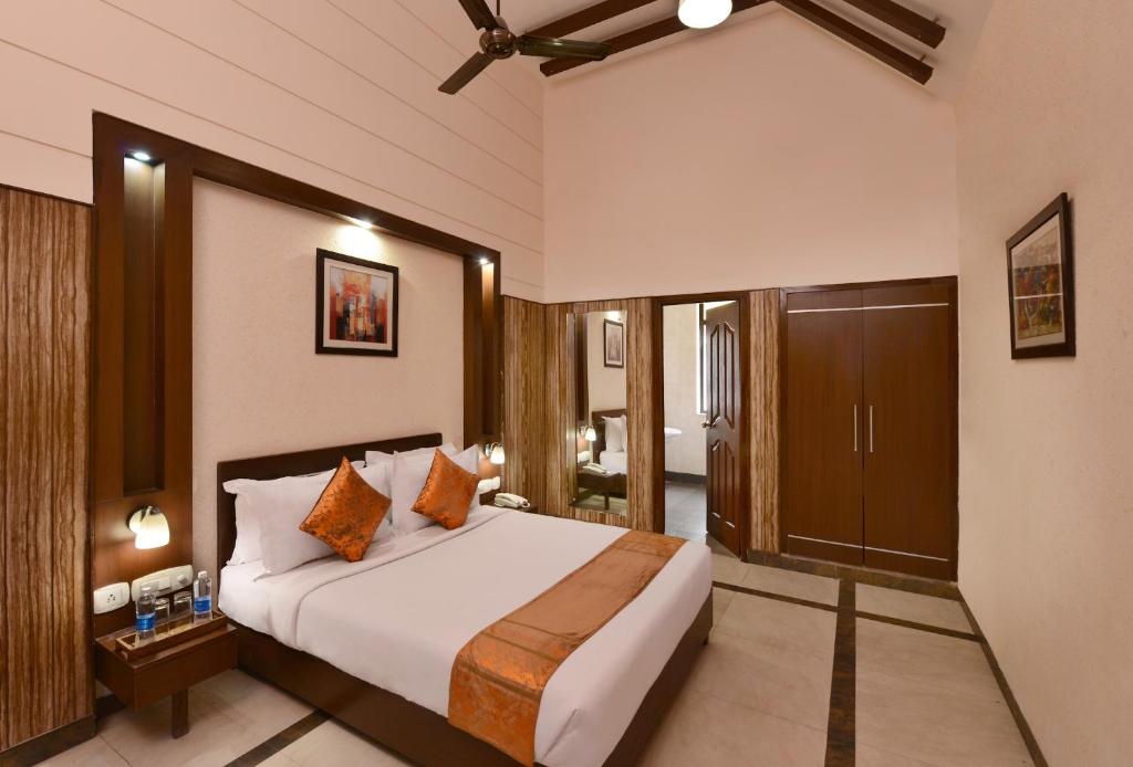 Postel nebo postele na pokoji v ubytování Shri Radha Brij Vasundhara Resort & Spa