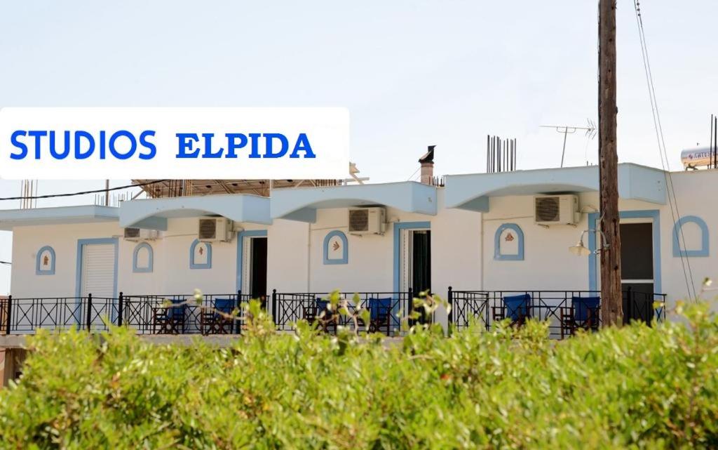 een gebouw met een bord waarop studio's euclida staat bij Studios Elpida in Tiros