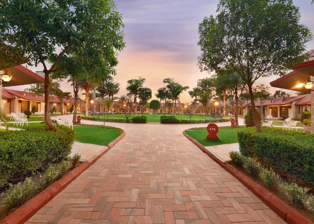 Zahrada ubytování Shri Radha Brij Vasundhara Resort & Spa