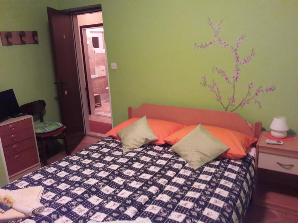 Postel nebo postele na pokoji v ubytování Apartments and Rooms Knez