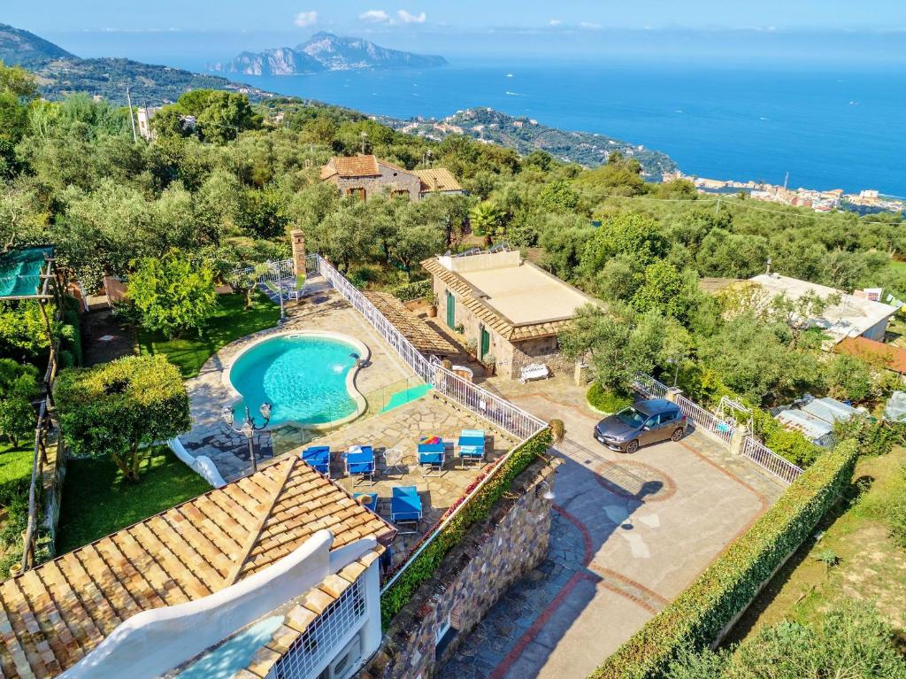 widok z powietrza na willę z basenem w obiekcie Villa Marika - PRIVATE HEATED POOL w mieście Massa Lubrense