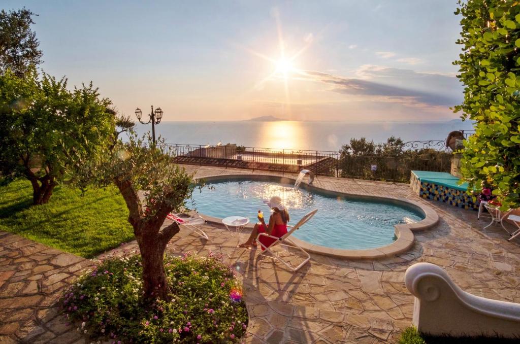 Basen w obiekcie Villa Marika - PRIVATE HEATED POOL lub w pobliżu