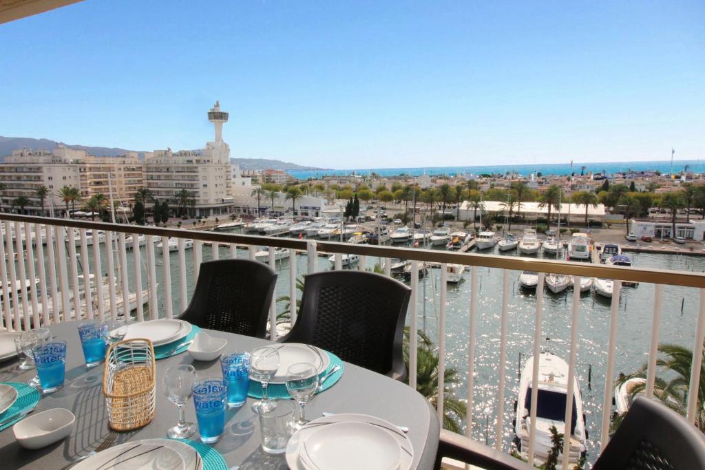 una mesa en un balcón con vistas al puerto deportivo en Apart-rent Penthouse Port Grec 0160, en Empuriabrava