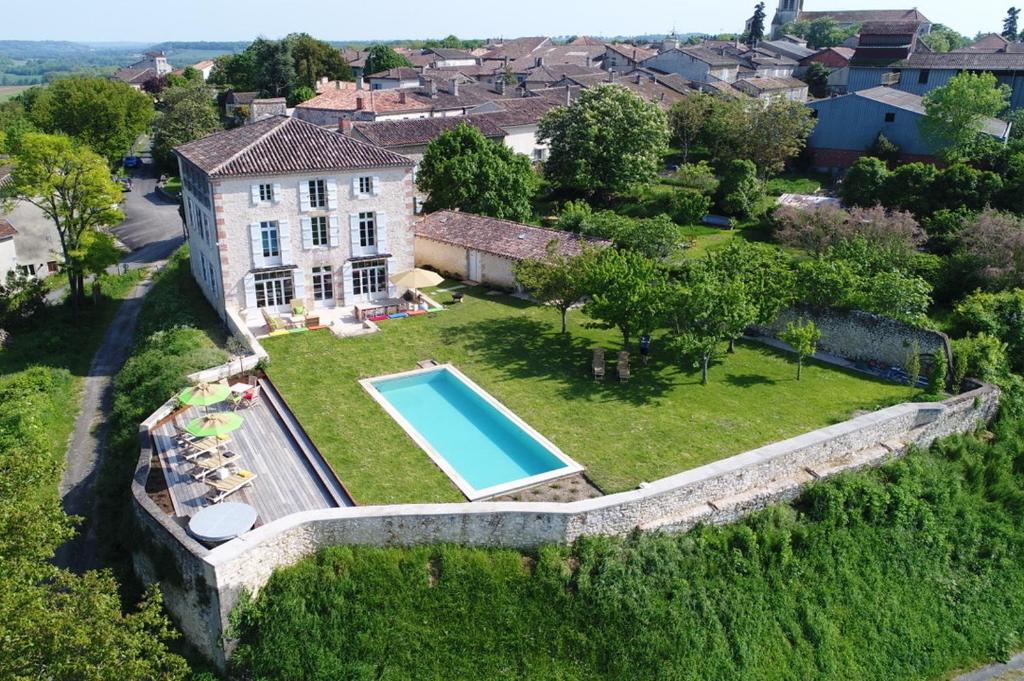 una vista aérea de una casa con piscina en B&B La Mirande de Saint-Clar, en Saint-Clar