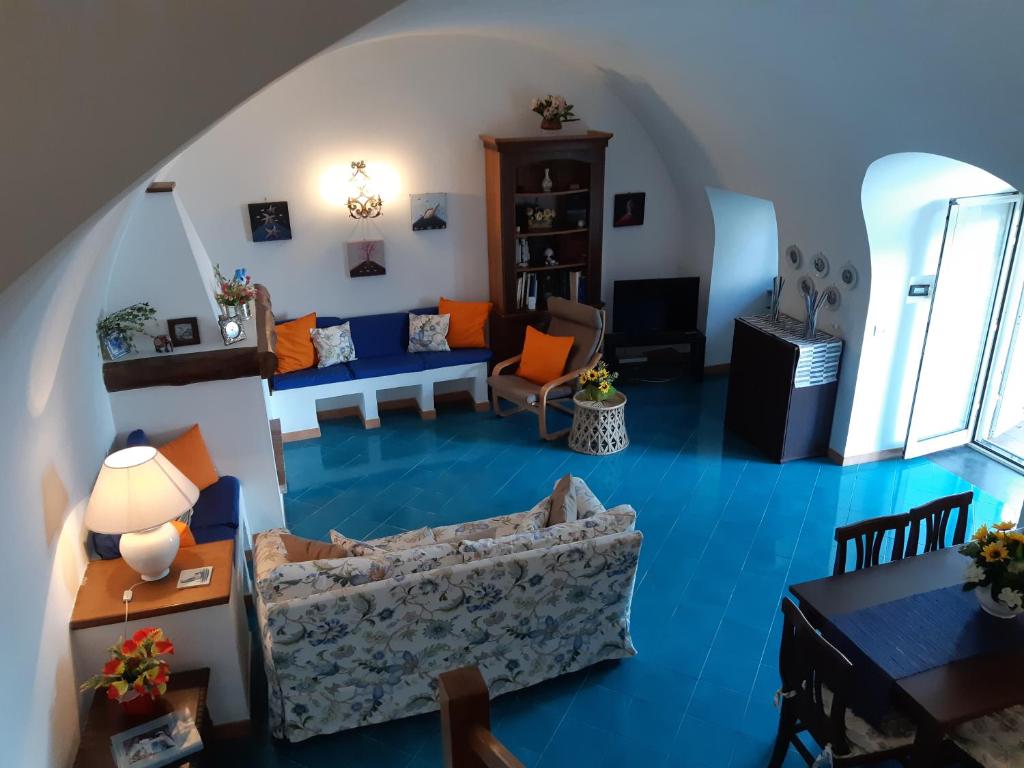 sala de estar con sofá y suelo azul en Casa Belvedere, en Sorrento