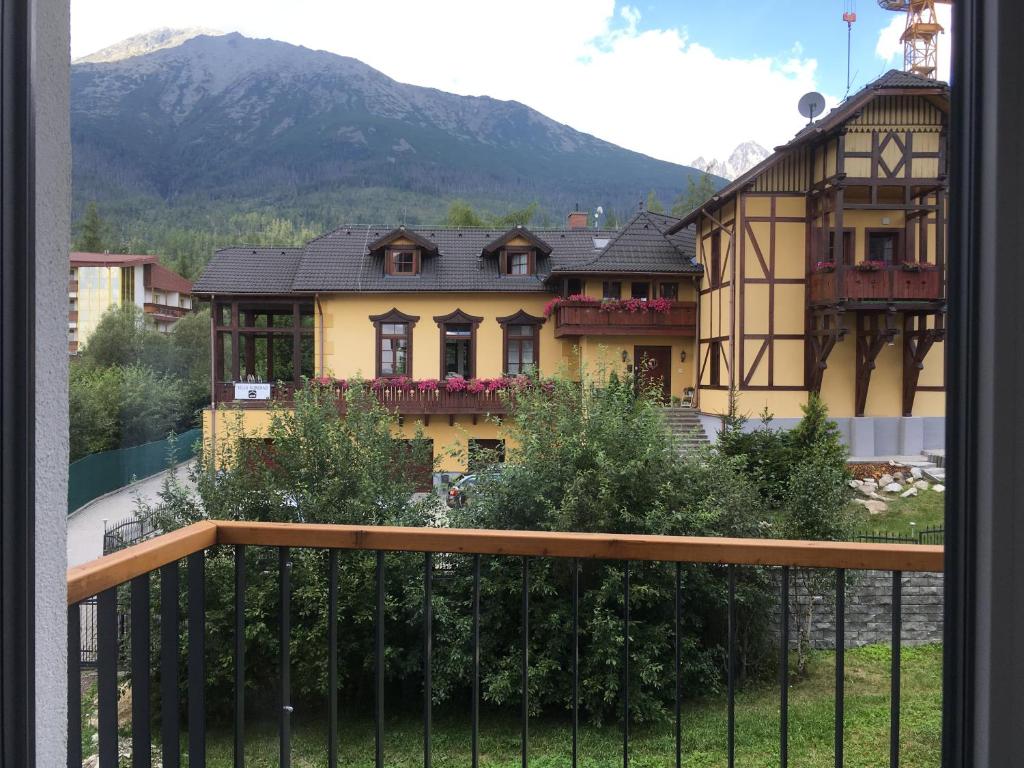 balcone con vista su una casa. di Apartmán Smokovec a Starý Smokovec