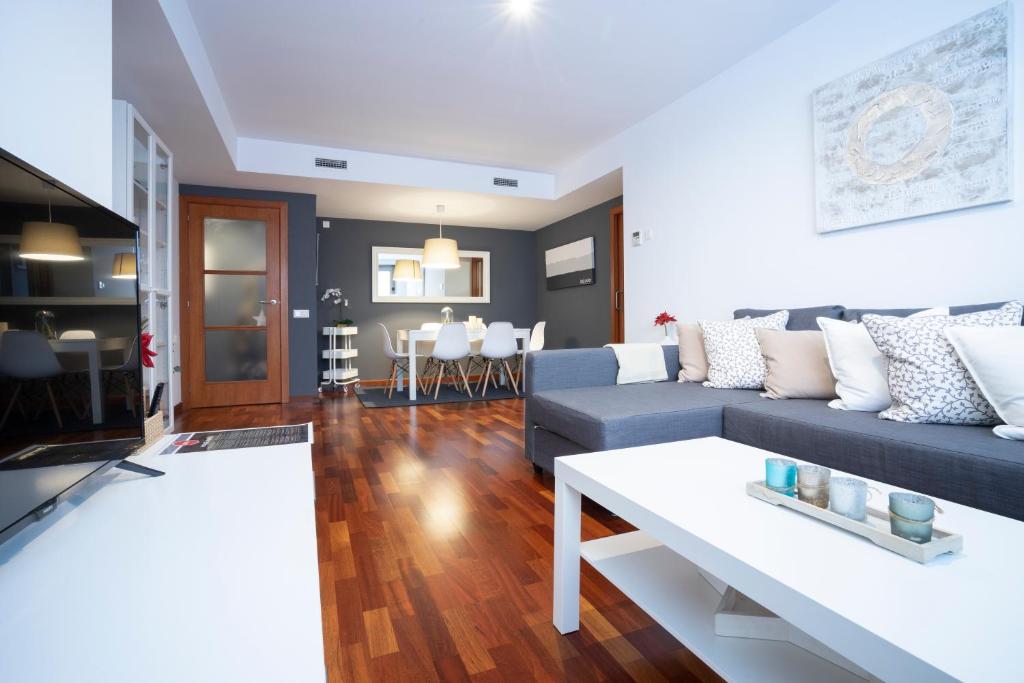 sala de estar con sofá y mesa en Apartamento Camp Nou 101, en Hospitalet de Llobregat