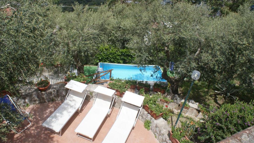 索伦托Casa Belvedere的花园滑梯的顶部景色