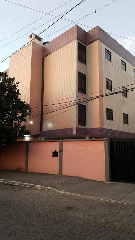 ein Gebäude mit einem Tor und einer Garage in der Unterkunft Excelente local in Cabo Frio