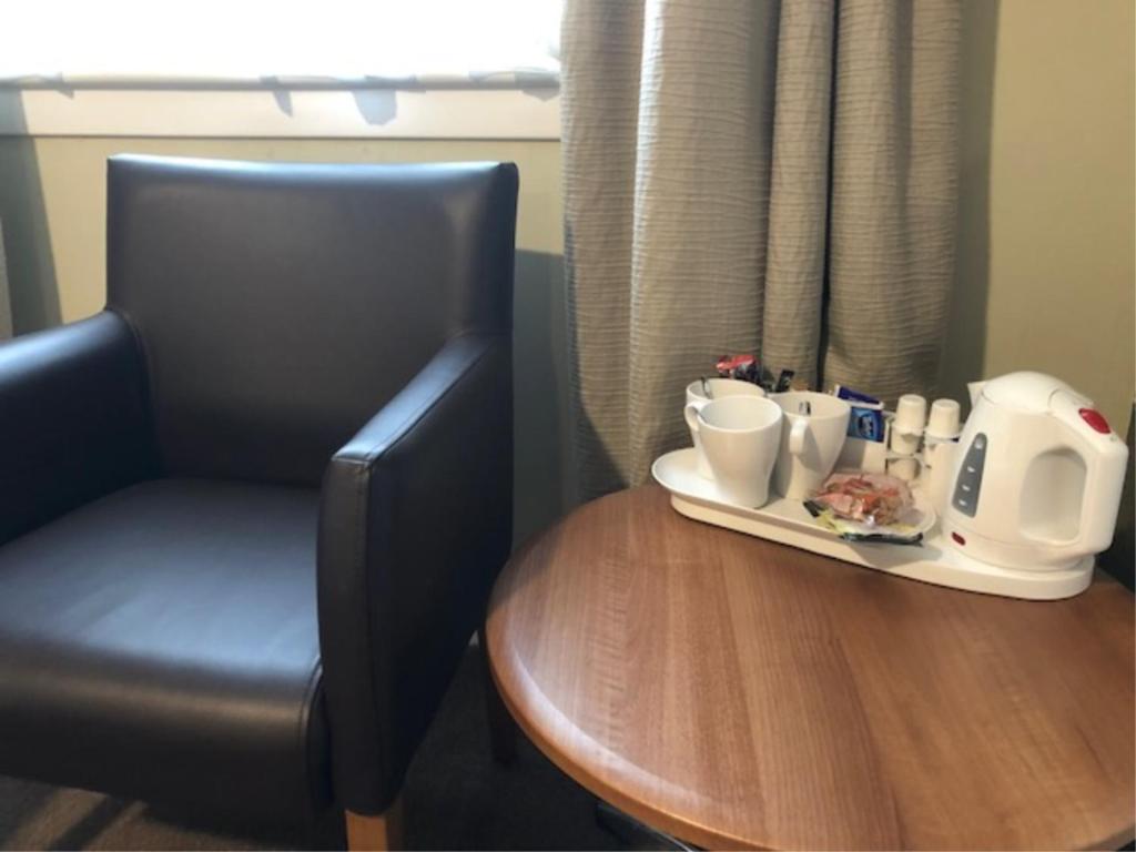 Příslušenství pro přípravu čaje a kávy v ubytování King Robert Hotel