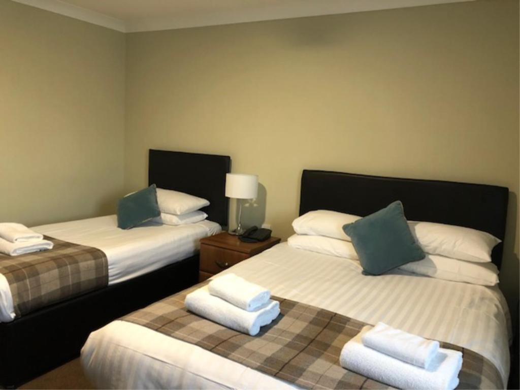 Postel nebo postele na pokoji v ubytování King Robert Hotel
