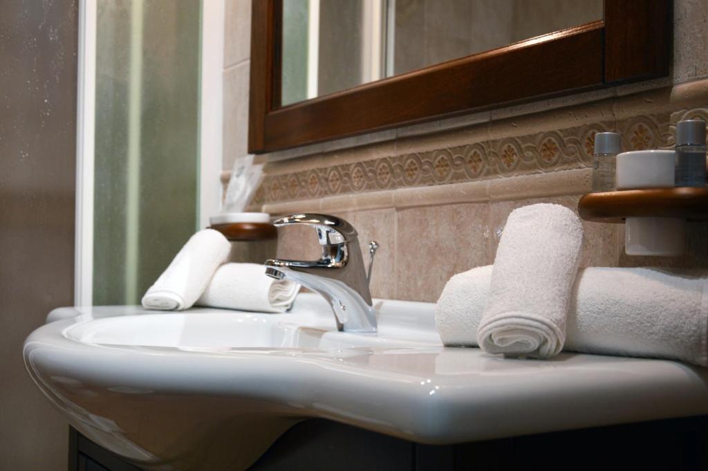 A bathroom at Dimora San Bartolomeo