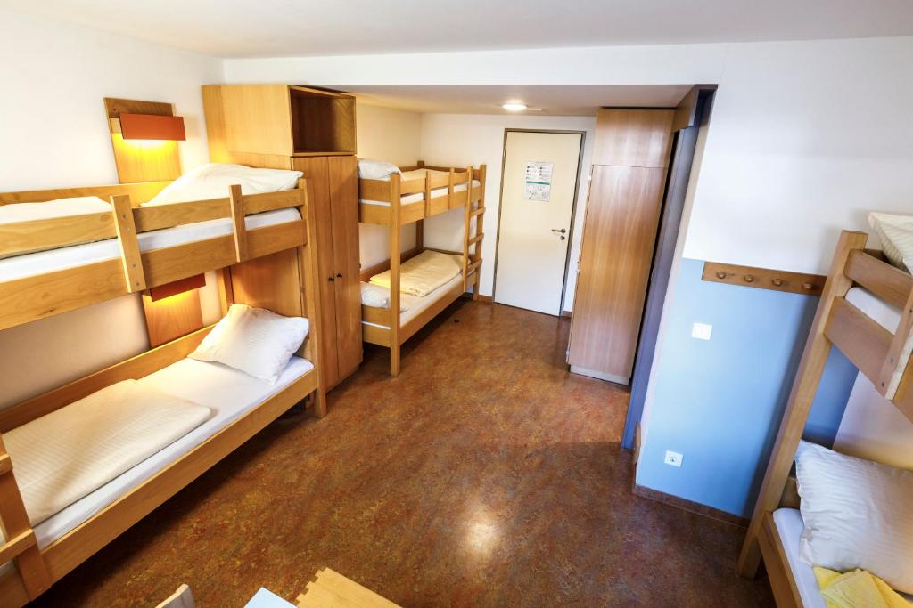 Postel nebo postele na pokoji v ubytování Jugendherberge Garmisch-Partenkirchen - membership required!