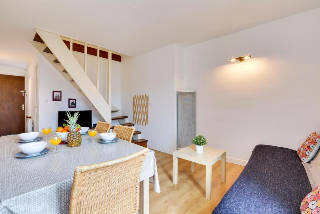 un salon avec une table et un canapé dans l'établissement Appartement Marinea - Welkeys, à Saint-Jean-de-Luz
