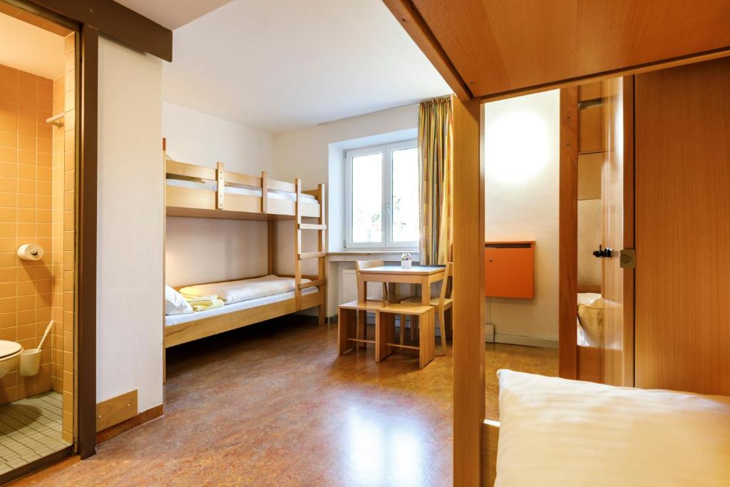 Postel nebo postele na pokoji v ubytování Jugendherberge Garmisch-Partenkirchen - membership required!