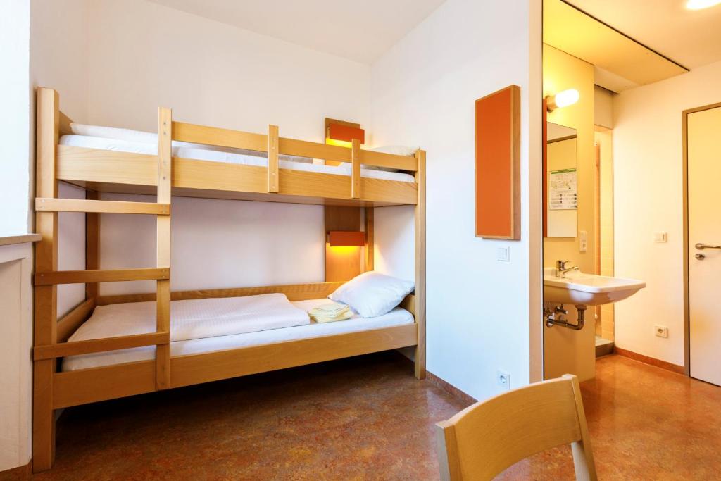Postel nebo postele na pokoji v ubytování Jugendherberge Garmisch-Partenkirchen - membership required!