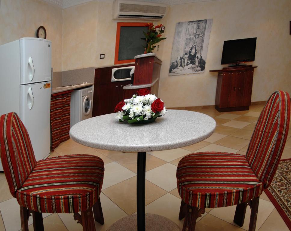 Kuhinja ili čajna kuhinja u objektu Al Liwan Suites