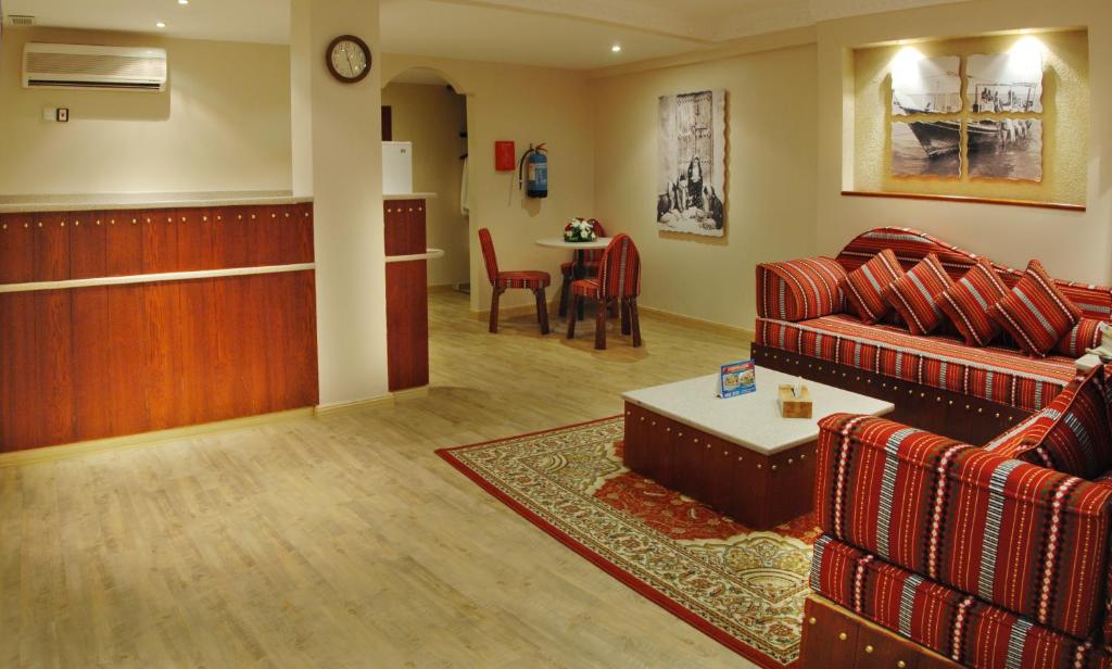 Prostor za sedenje u objektu Al Liwan Suites