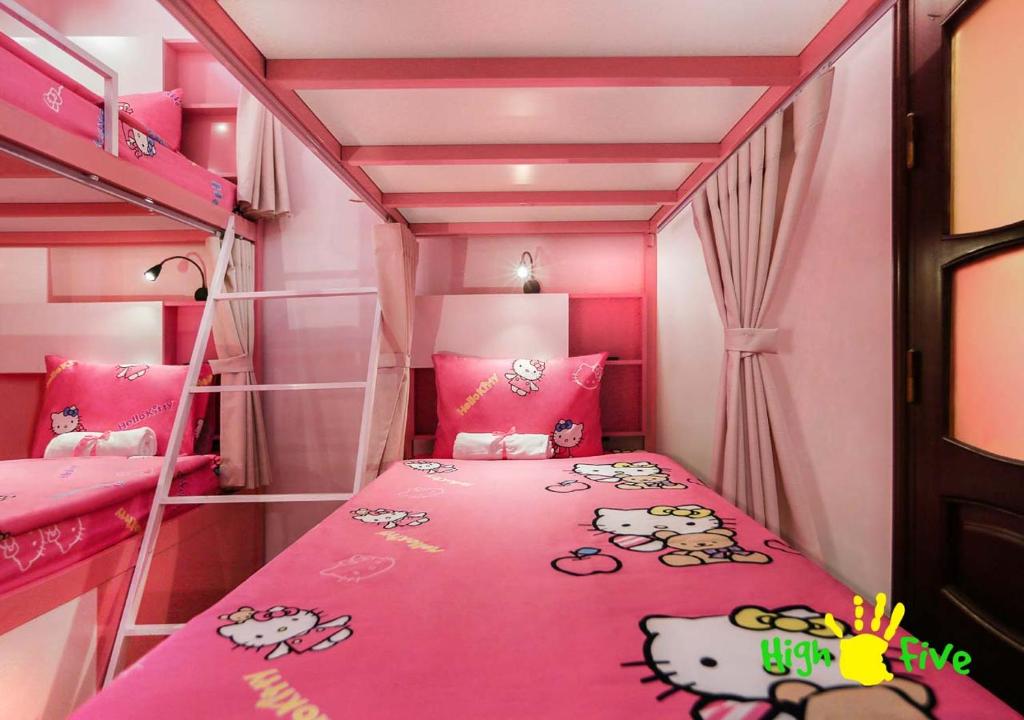Una cama o camas en una habitación de Hanoi High Five hostel