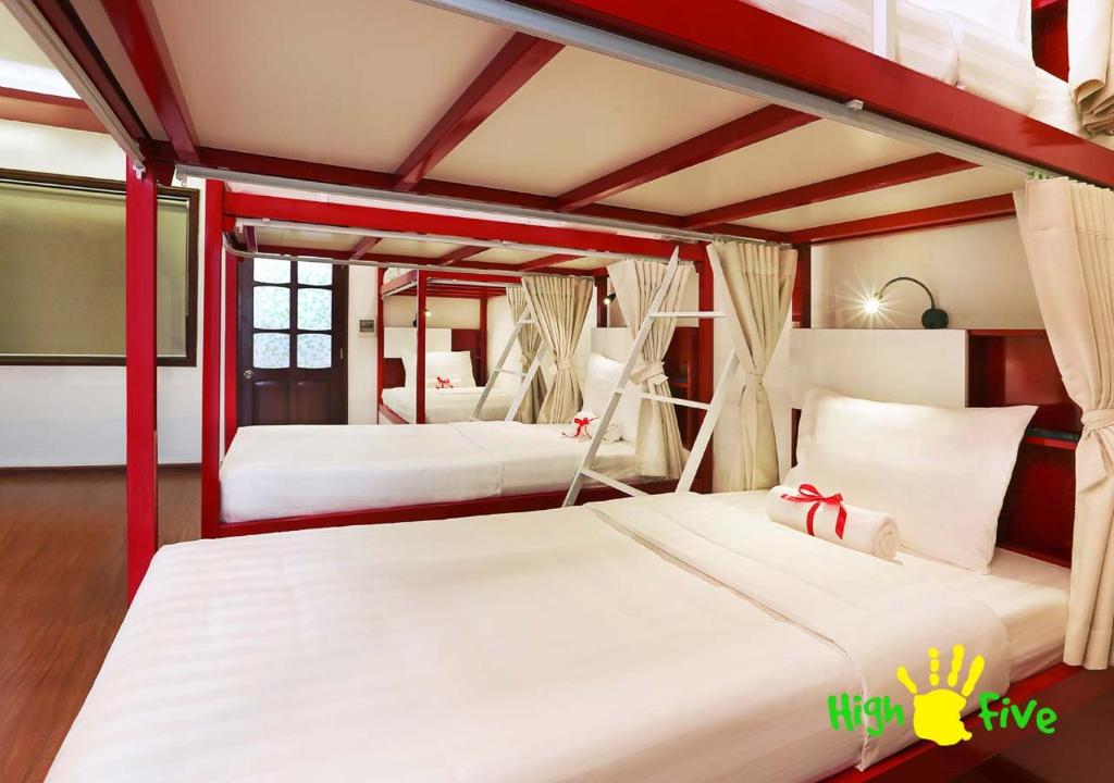 Una cama o camas en una habitación de Hanoi High Five hostel