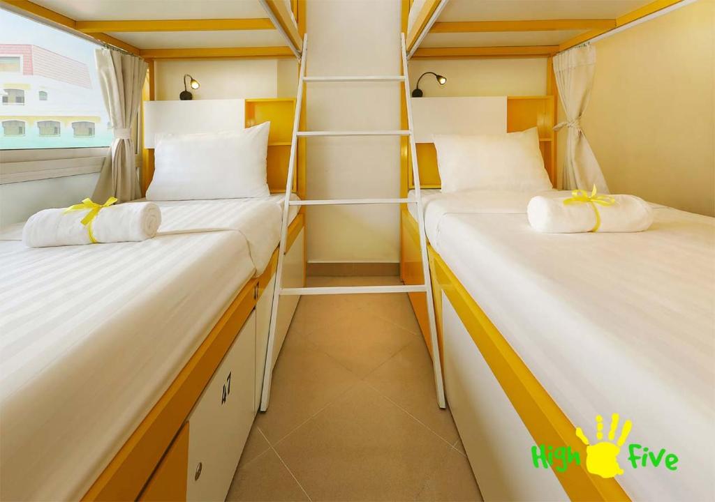Una cama o camas en una habitación de Hanoi High Five hostel
