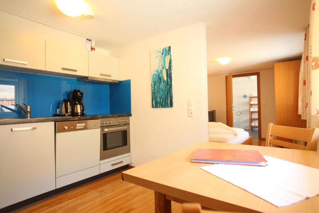 Kuchyň nebo kuchyňský kout v ubytování Sonne Bezau - Familotel Bregenzerwald