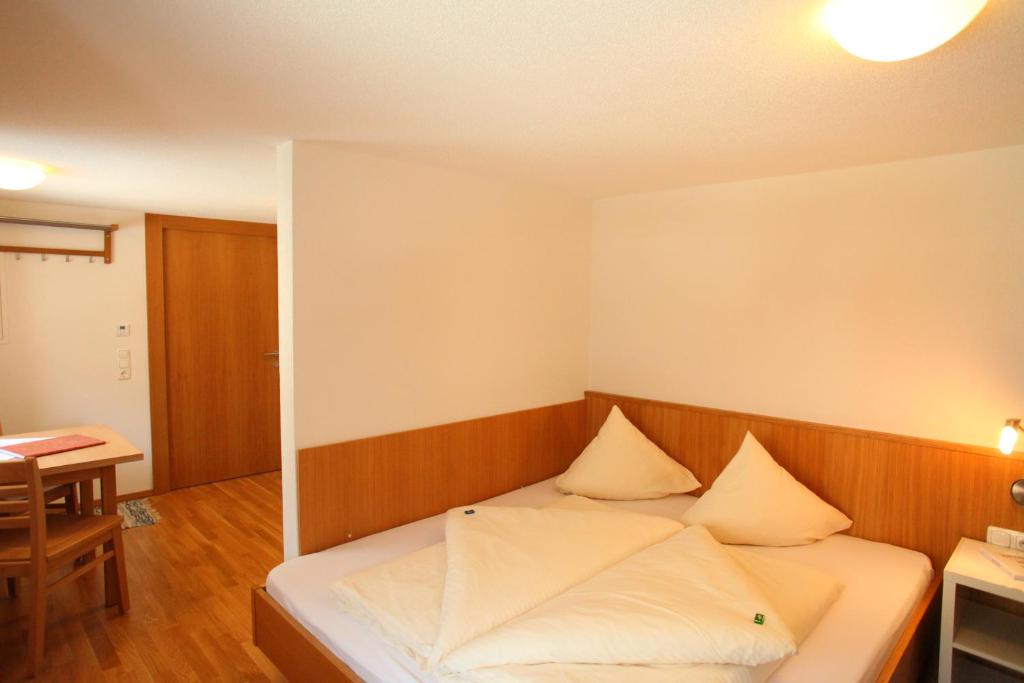 Postel nebo postele na pokoji v ubytování Sonne Bezau - Familotel Bregenzerwald