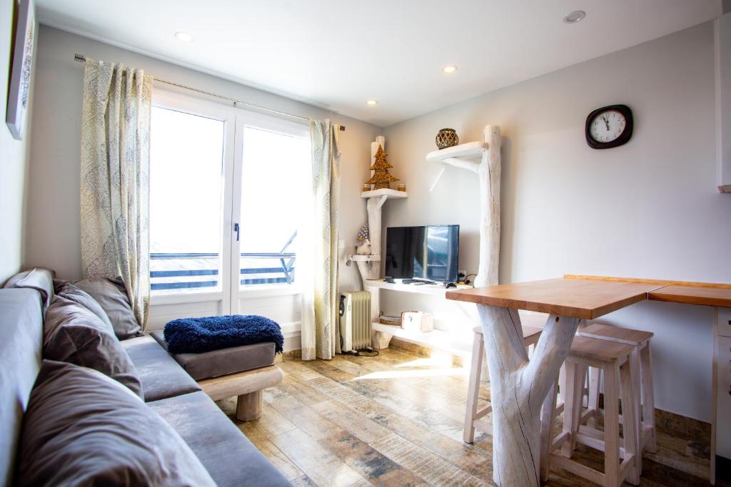 una sala de estar con un sofá y una mesa en Silencio, en Sierra Nevada