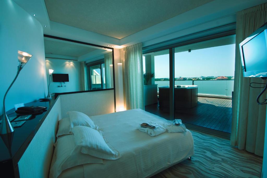 Телевизор и/или развлекательный центр в Hotel Premier & Suites - Premier Resort