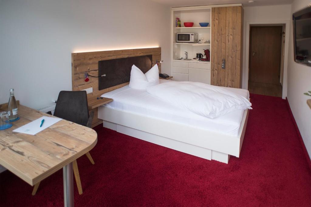 Postel nebo postele na pokoji v ubytování Hotel Garni Schmieder’s Ochsen