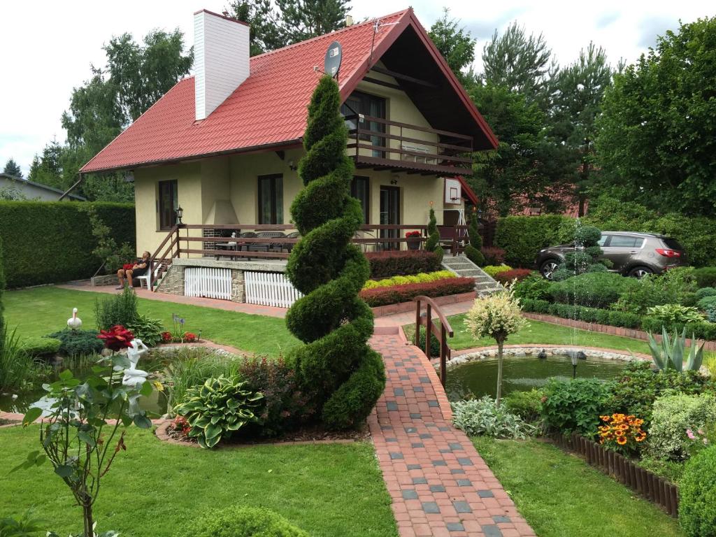 Vonkajšia záhrada v ubytovaní Domek Kamień nad jeziorem z jacuzzi