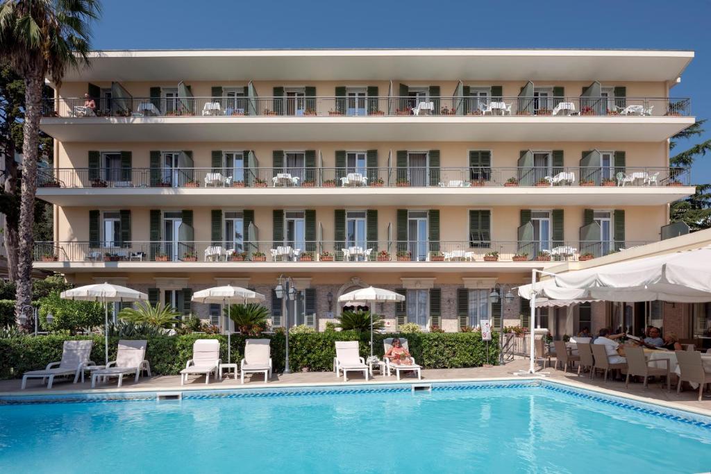 Bazén v ubytování Hotel Paradiso nebo v jeho okolí